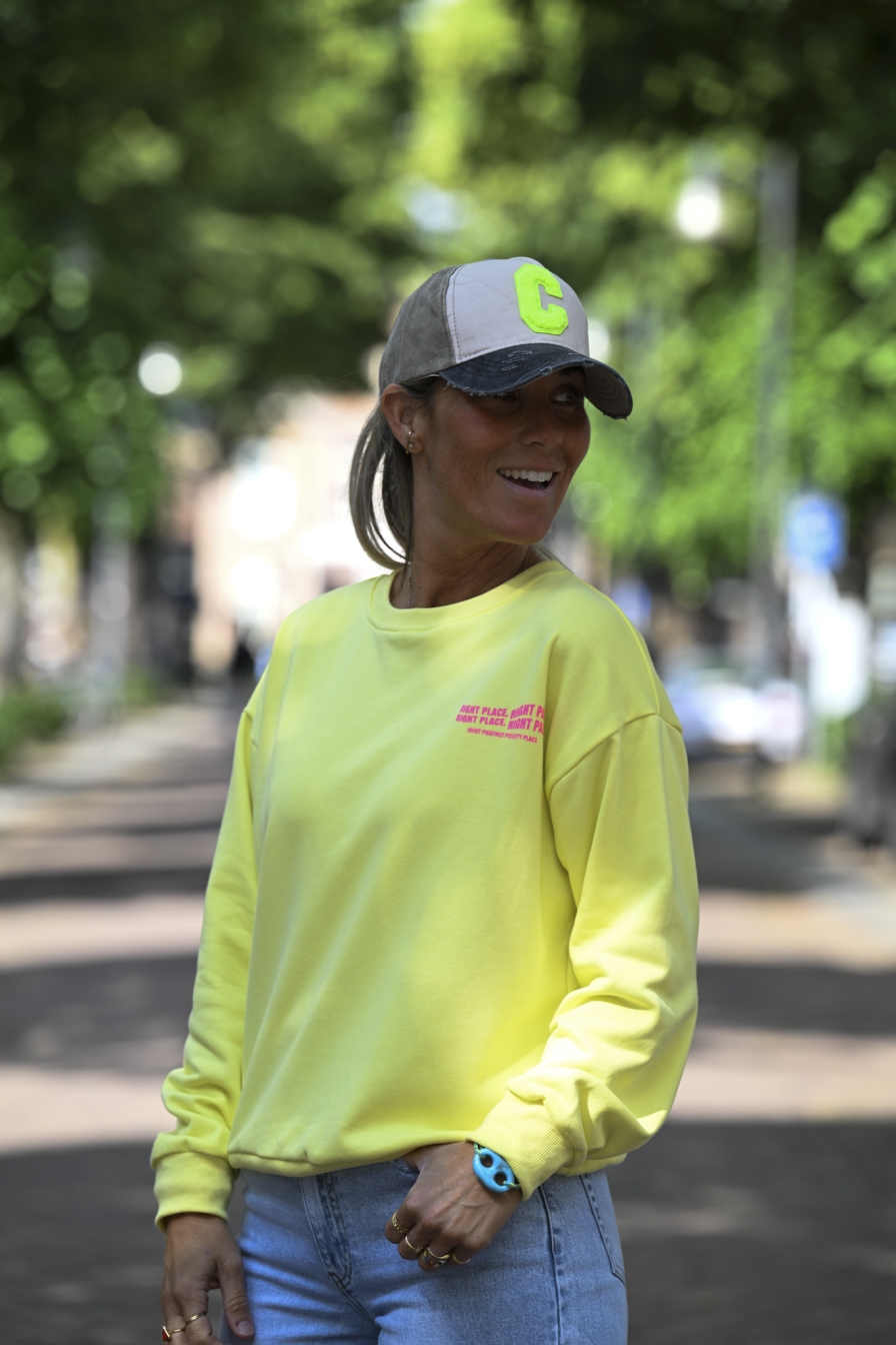 Sweater Right-Place Geel