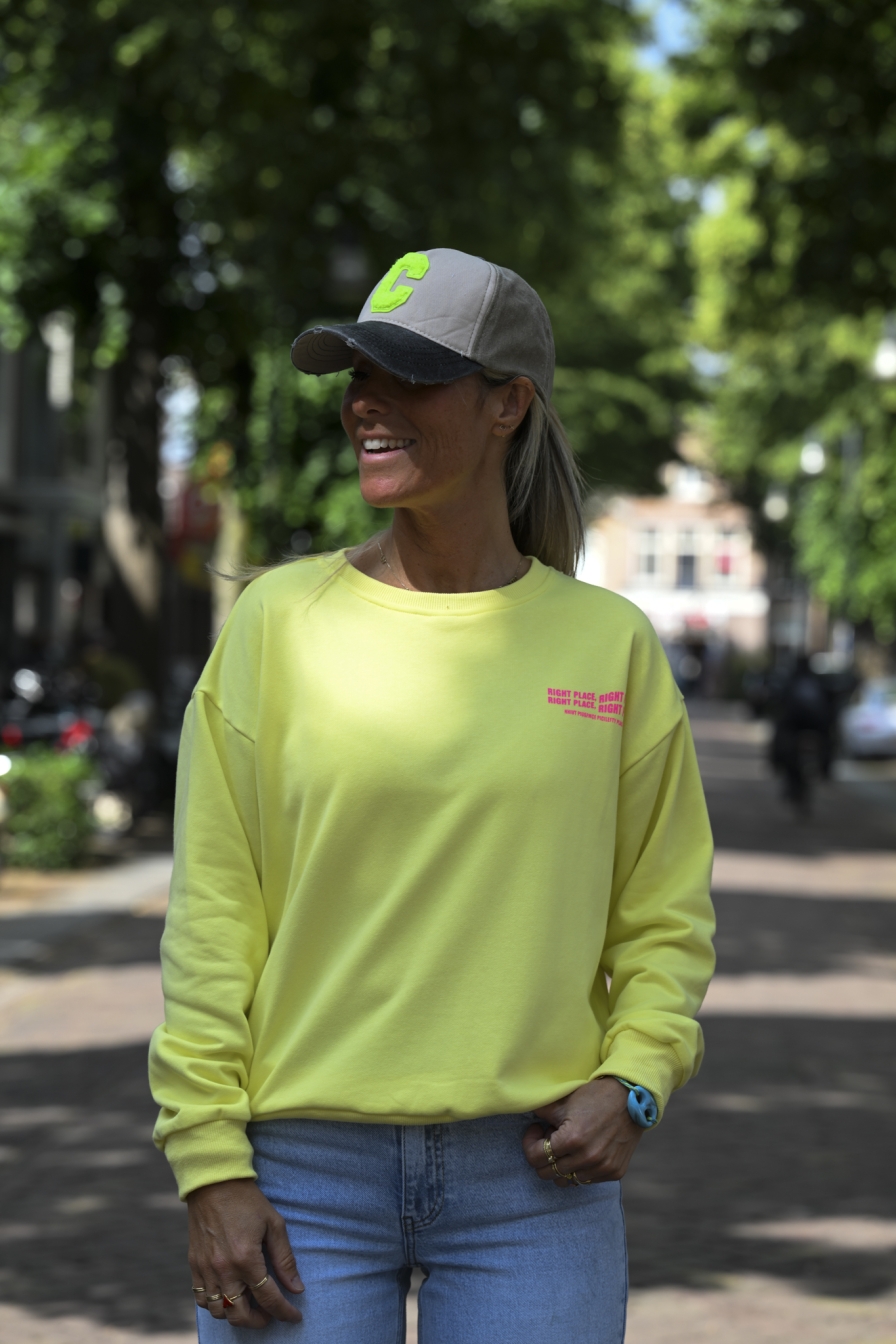 Sweater Right-Place Geel