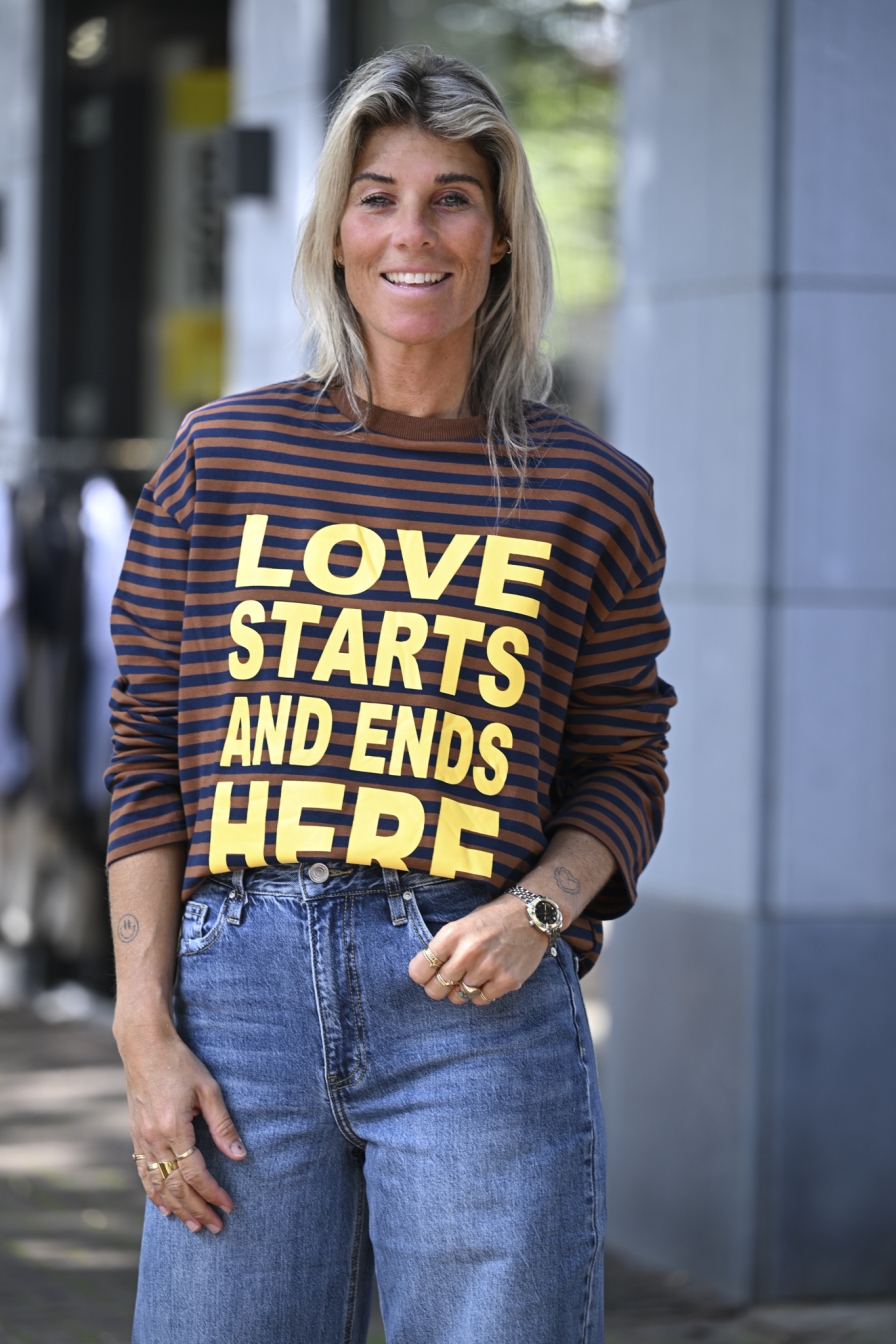 Sweater LOVE STARTS