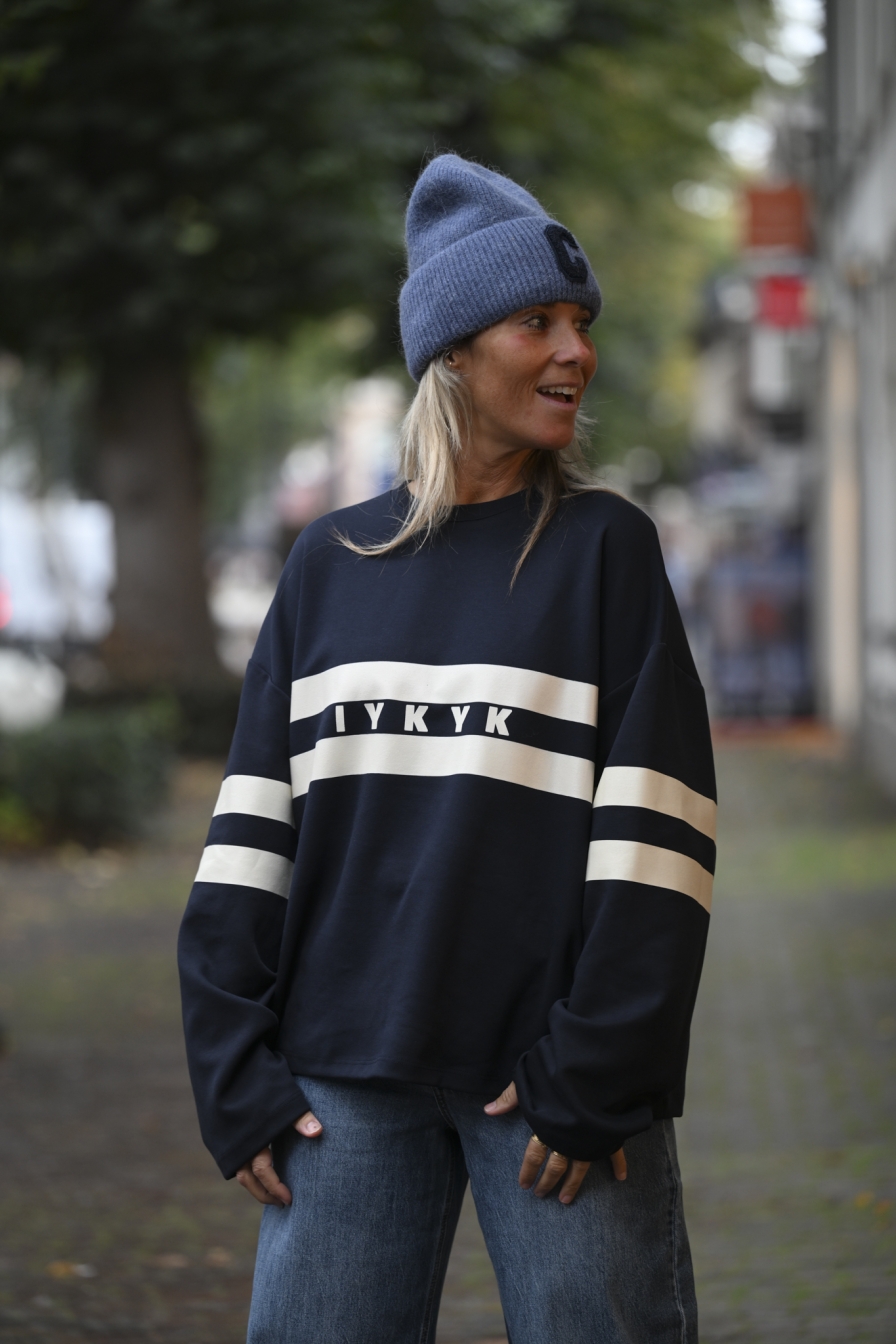 Sweater IYKYK Donkerblauw