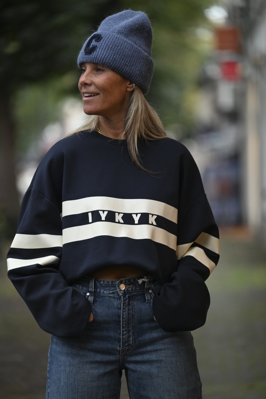Sweater IYKYK Donkerblauw