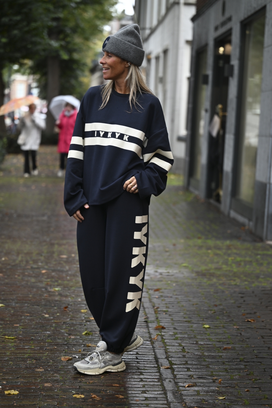 Broek IYKYK Donkerblauw