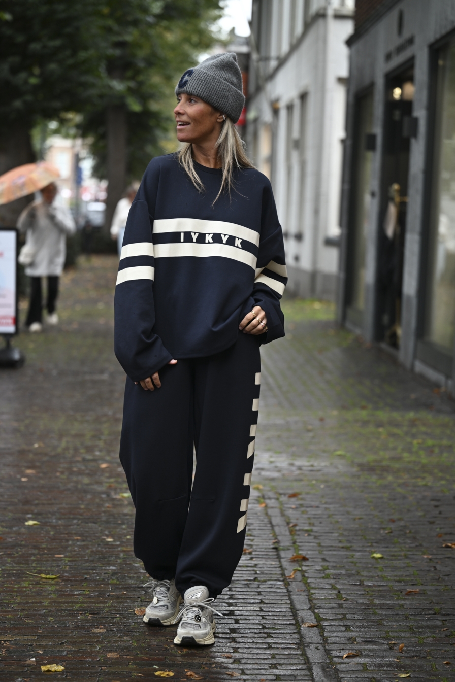 Broek IYKYK Donkerblauw
