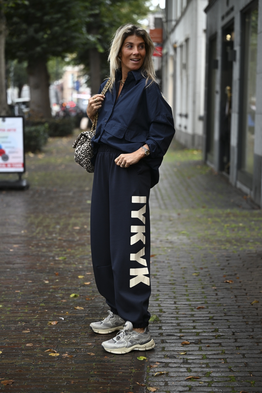 Broek IYKYK Donkerblauw