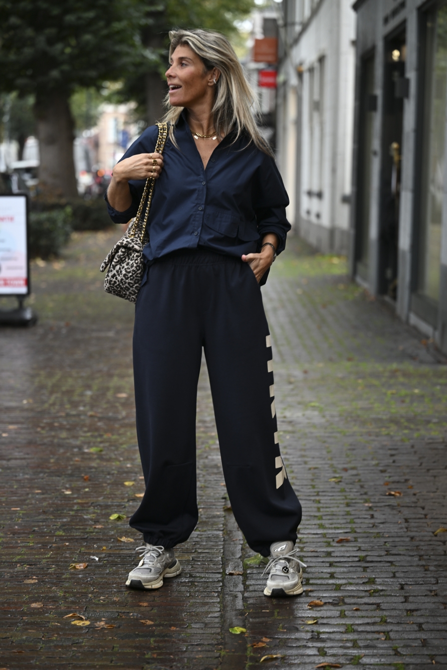 Broek IYKYK Donkerblauw